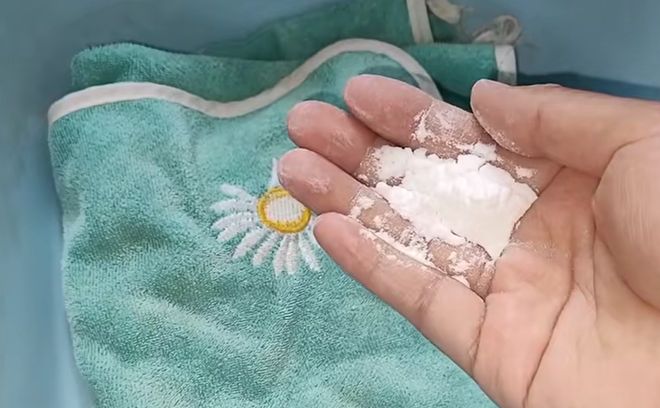 毛巾又黄又硬别急着扔！撒一把它泡一泡立马柔软如新！